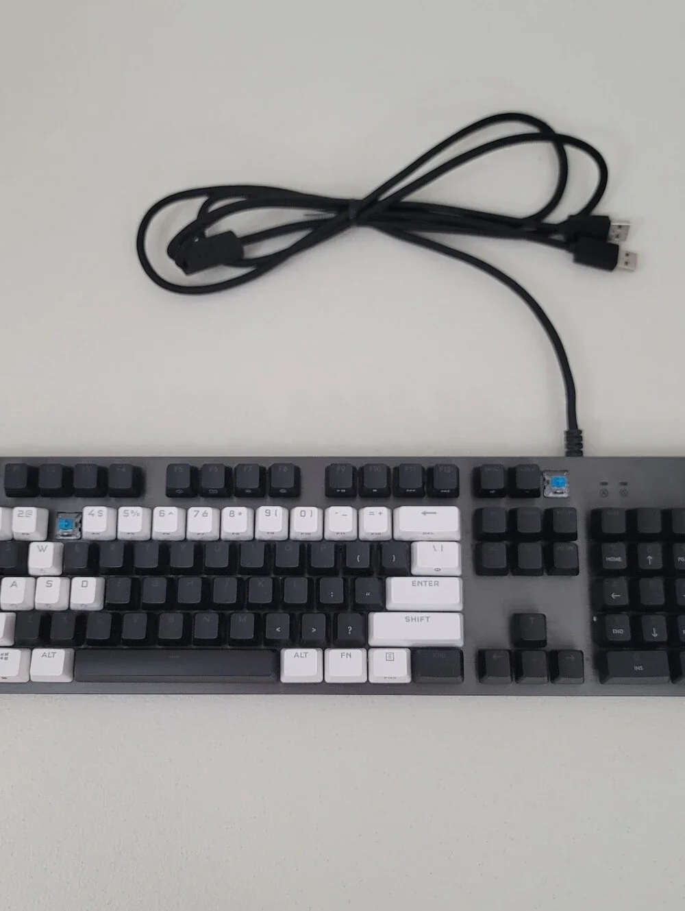 Logitech G513 Carbon GX Blue Y-U0034 USB-A Wired RGB Mechanical Gaming Keyboard